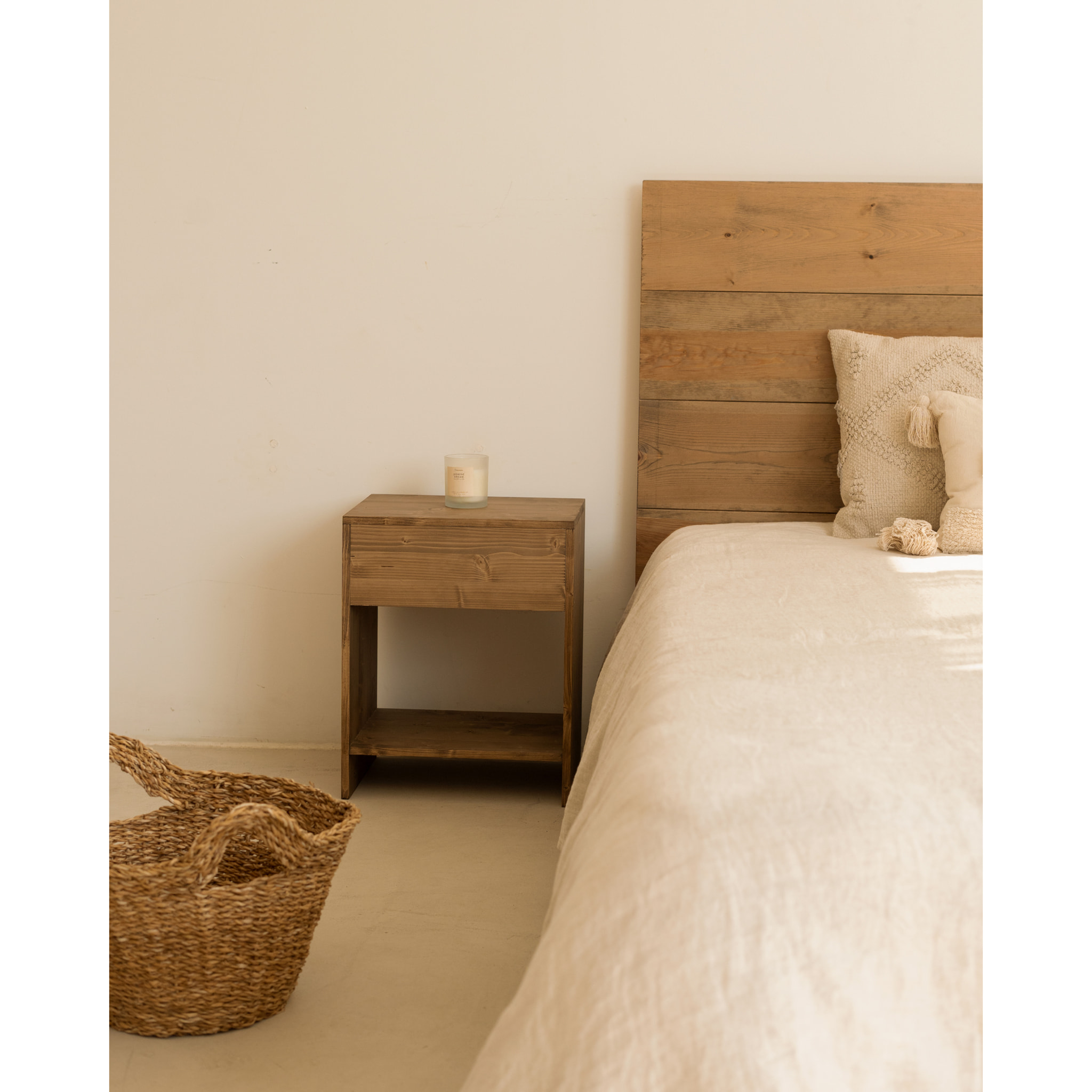 Pack de 2 tables de chevet en bois massif avec un tiroir en couleur chêne foncé en différentes tailles