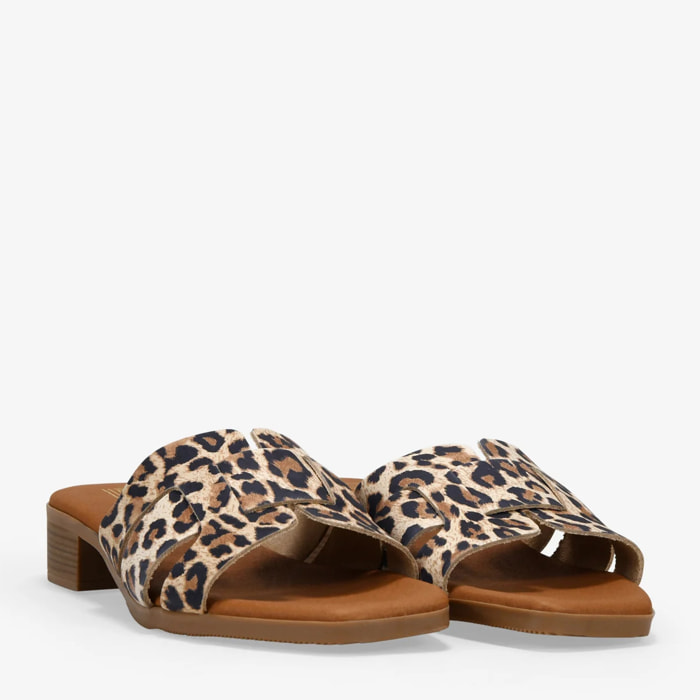 Sandalias de piel leopardo con tacón