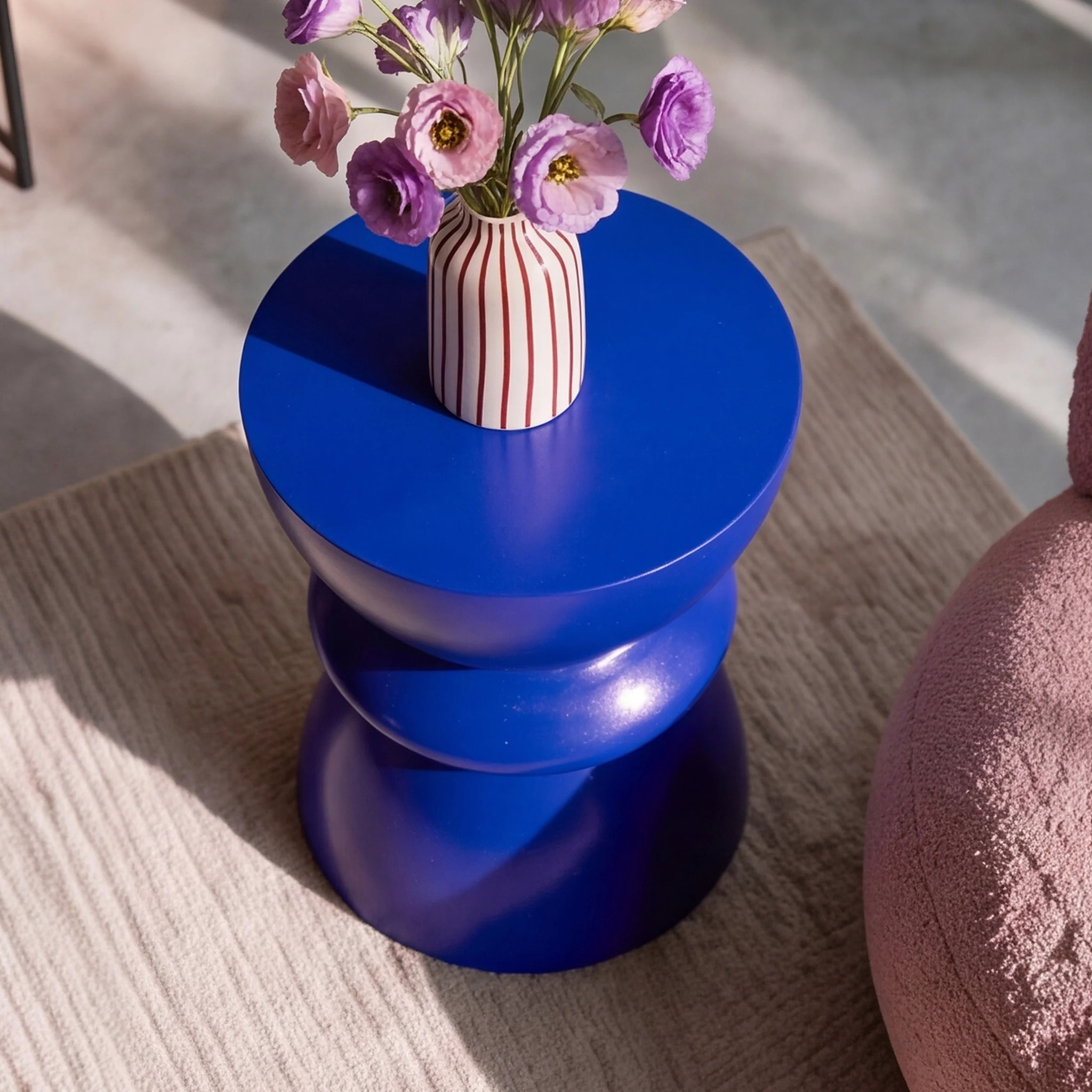 Table d'appoint ronde bleu roi en fibre d'argile effet béton D35 cm - Maupiti