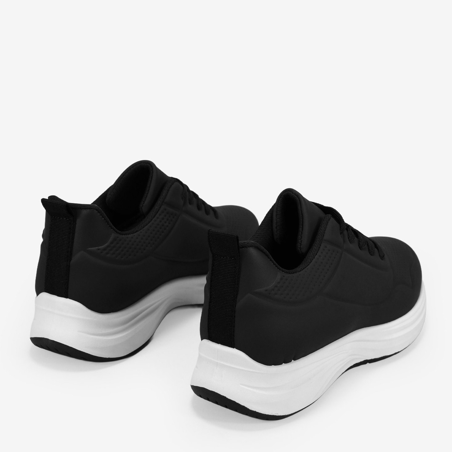 Zapatillas deportivas negras con cordones