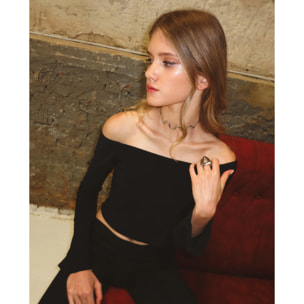 Top de manga larga con hombros al descubierto.