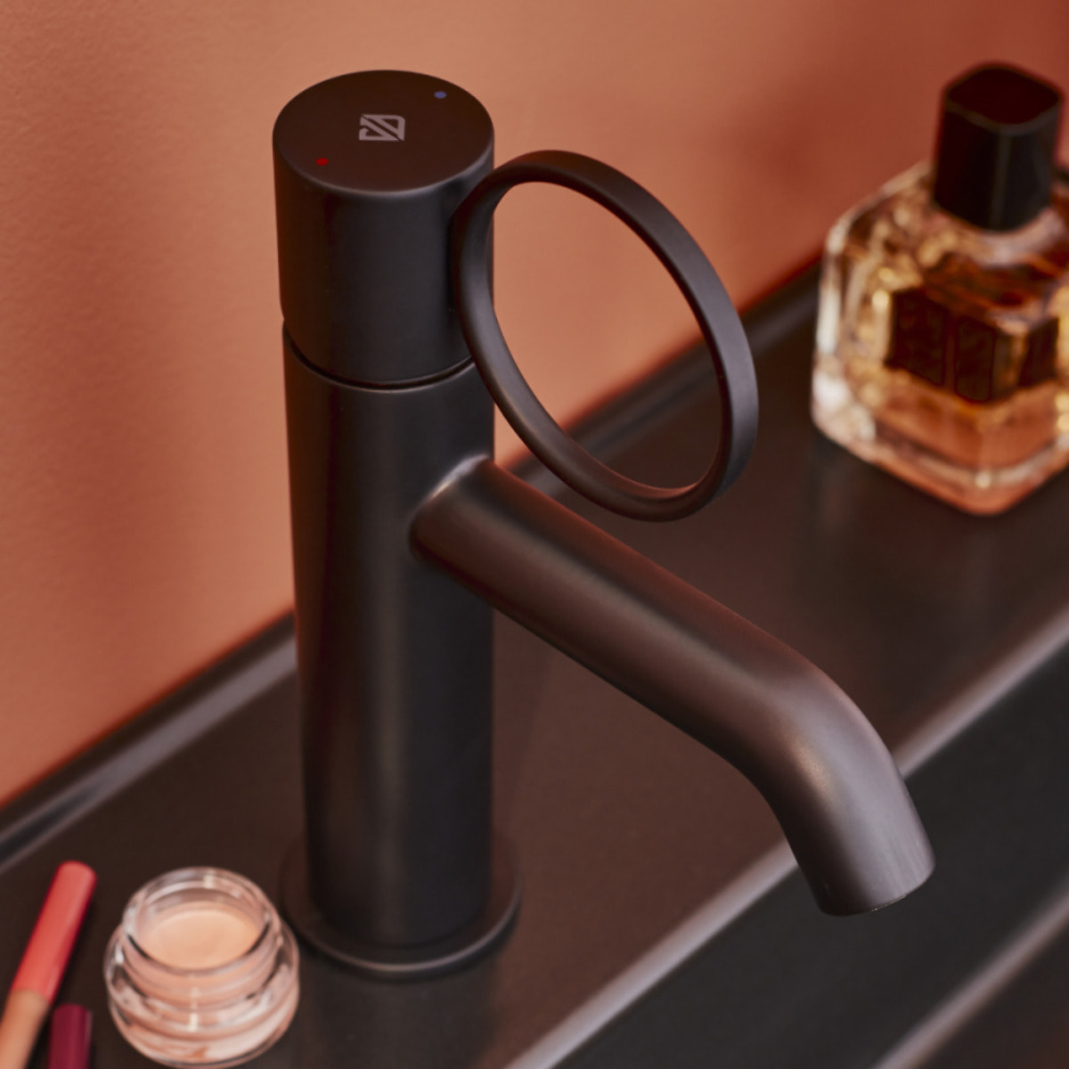 Mitigeur lavabo bas Vivienne noir mat avec bague noire mate