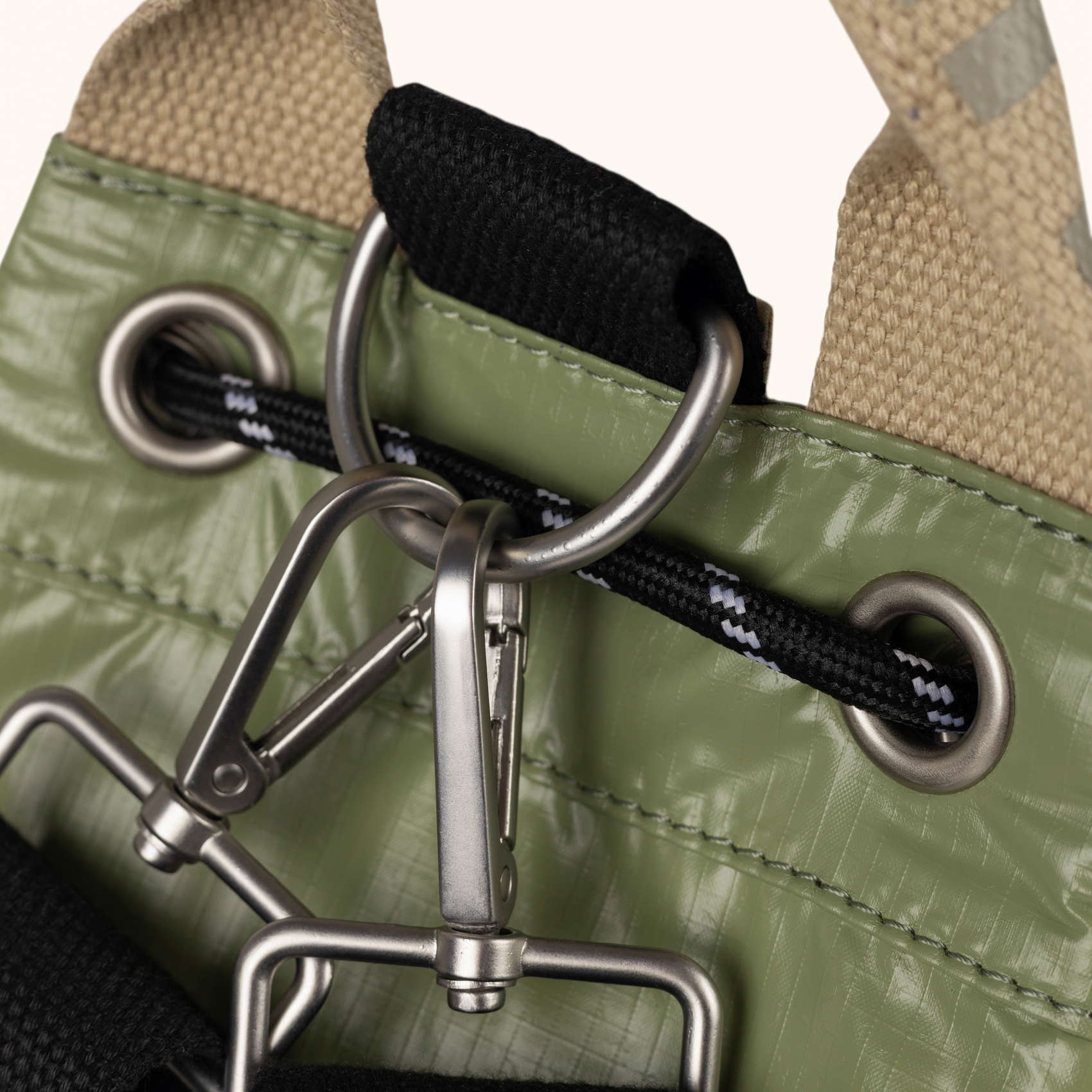 Mochila Saco Adaptable en Poliamida Reciclada DEEP RECYCLED DRAWSTRING BACKPACK KHAKI