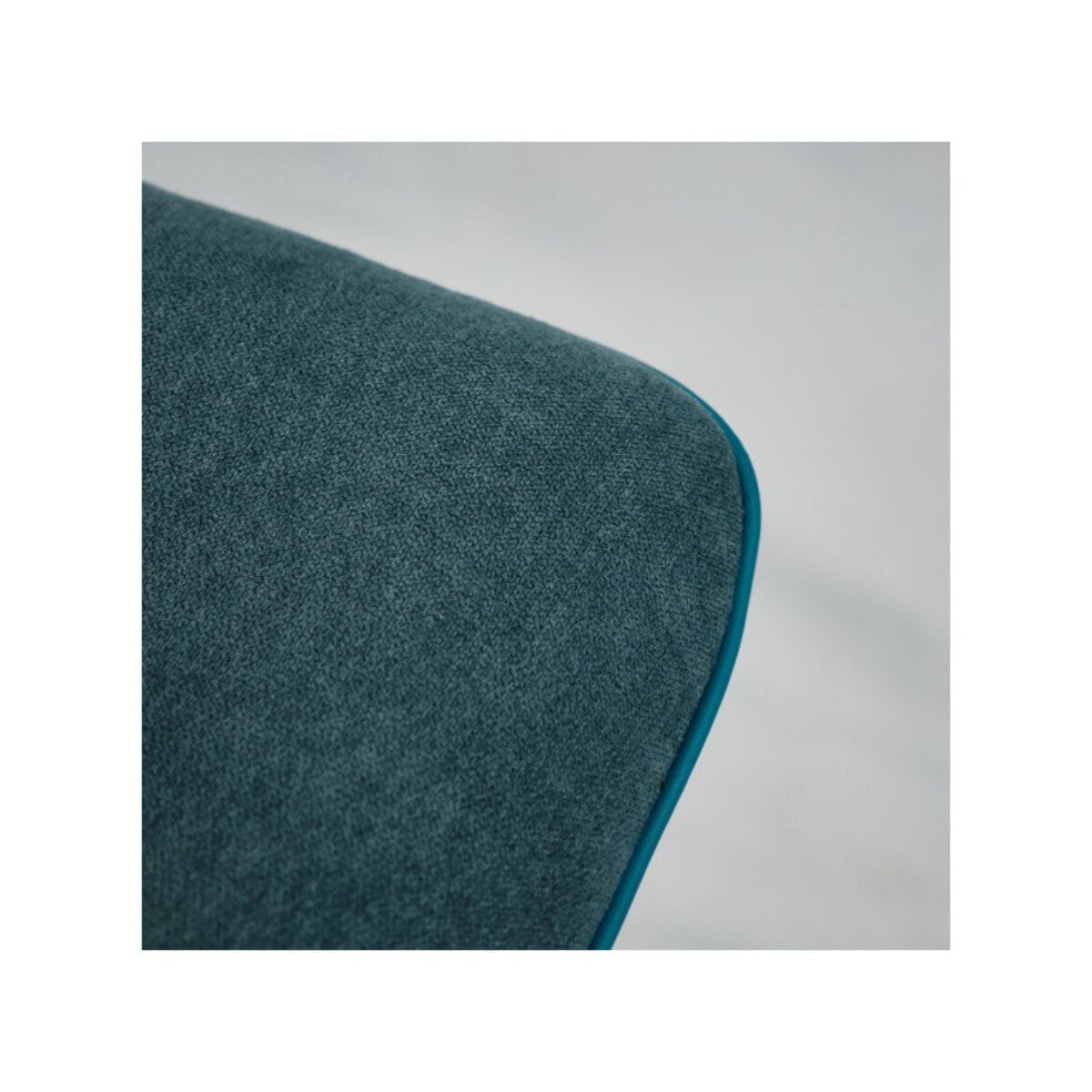 Chaise design en tissu avec piètement en métal noir - ALINE