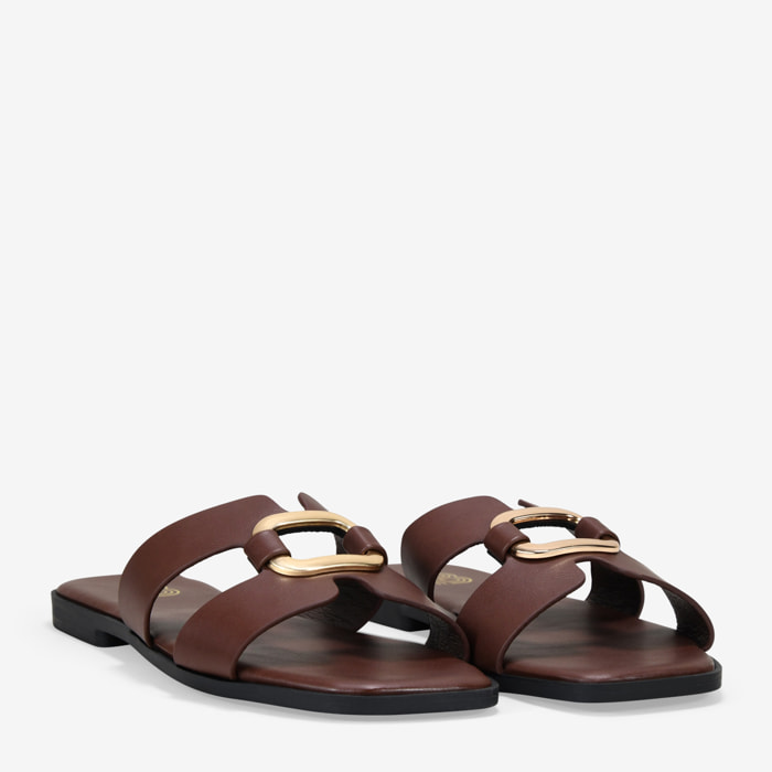 Sandalias planas marrones con metal decorativo