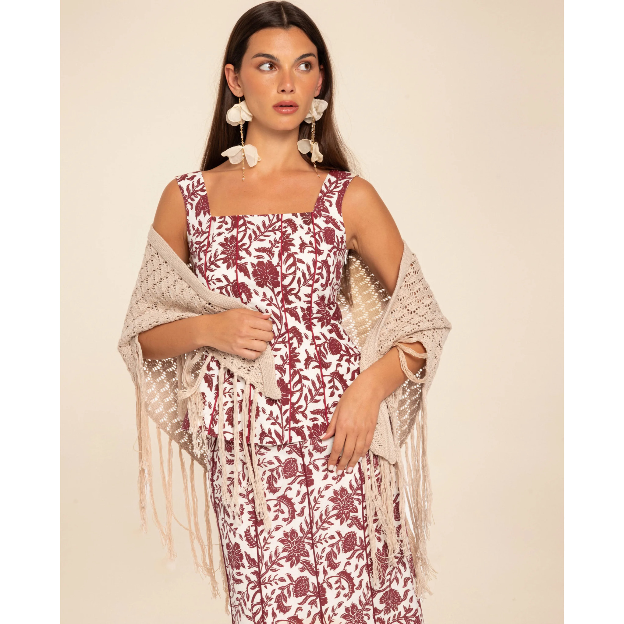 Mantón de crochet con flecos de mujer