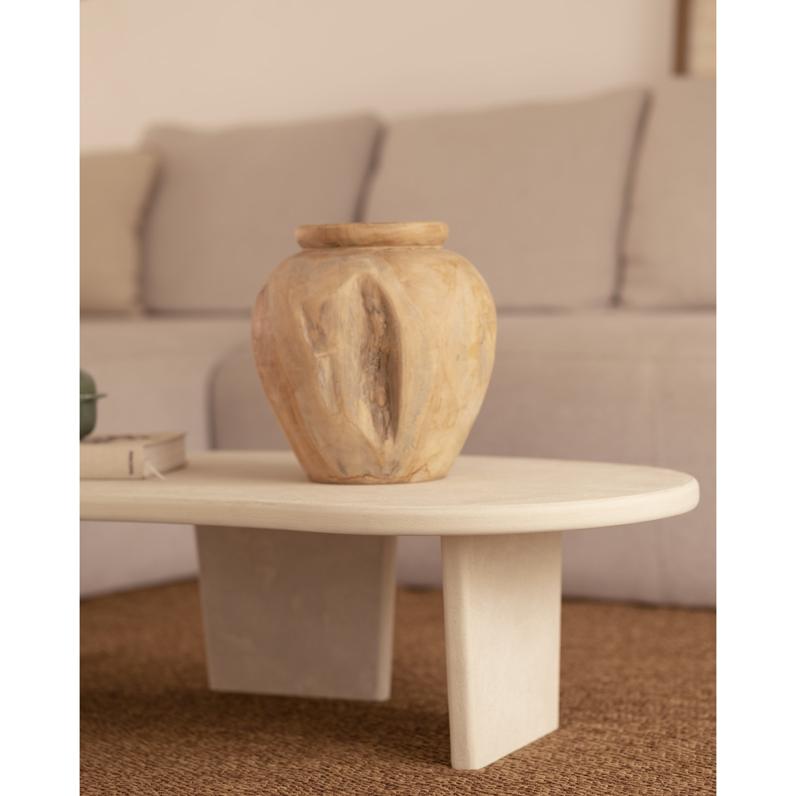 Table basse en microciment aux formes organiques avec trois pieds de teinte blanc cassé de 120cm Hauteur: 30 Longueur: 120 Largeur: 59.5