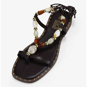 Sandalias planas marrones con piedras