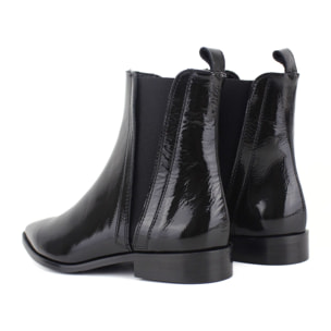 Botin de piel acharolada color negro con elásticos. Tacón 3 cm