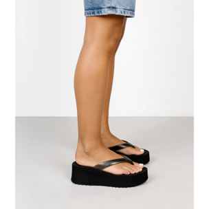 Sandalias de dedo negras con cuña