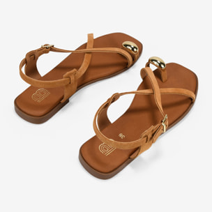 Sandalias de dedo marrones en piel con adorno metálico