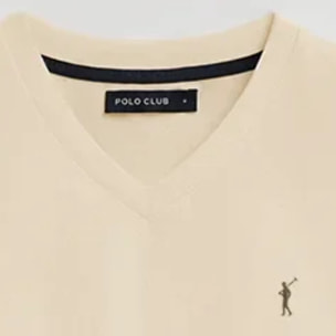 Camiseta color crema de cuello pico con logo Rigby Go