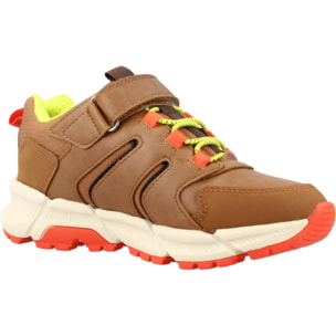 Zapatillas Niño de la marca GEOX  modelo J56LCD 0FUME MARRON