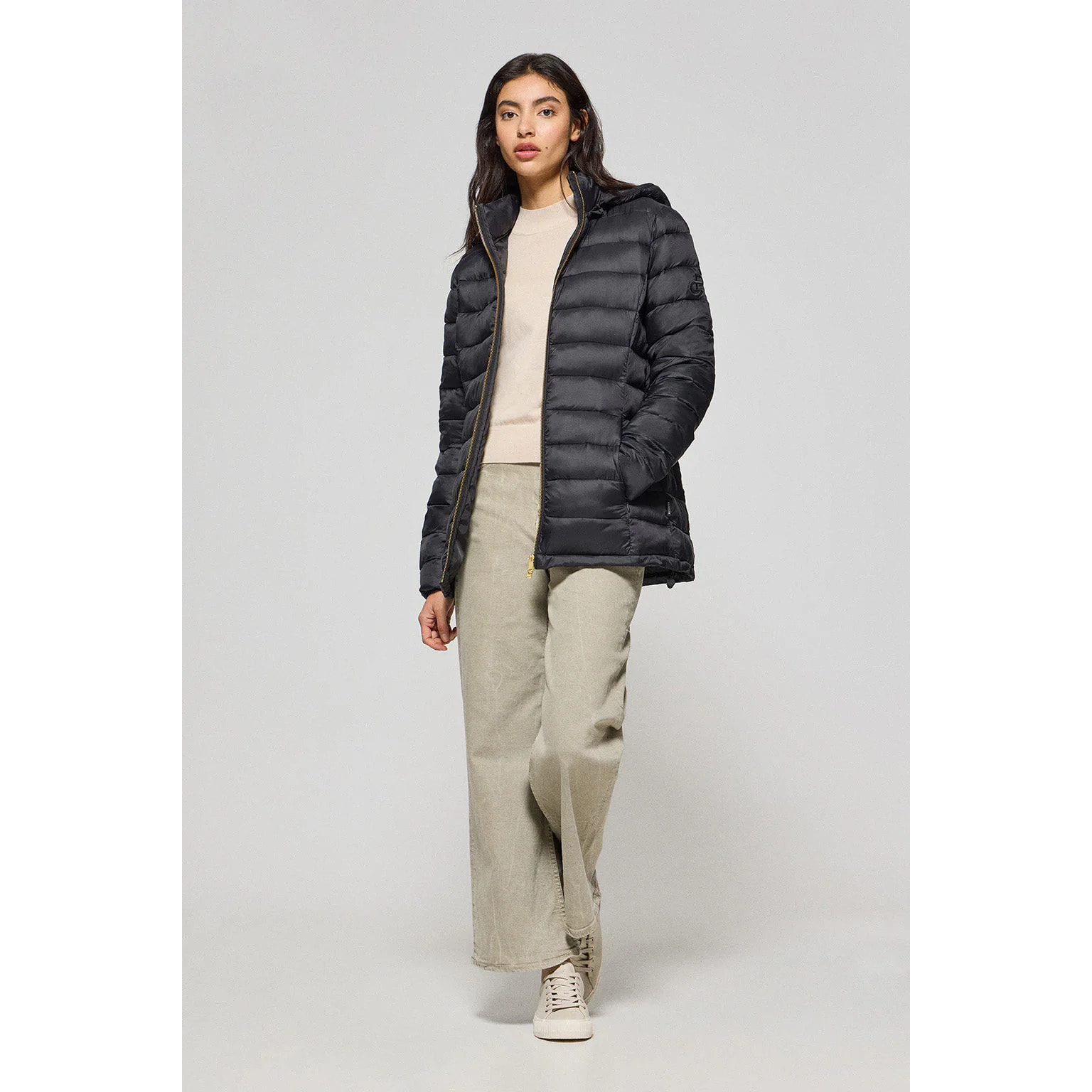 Chaqueta ultralight negra Cintia de capucha extraíble y bordado PC