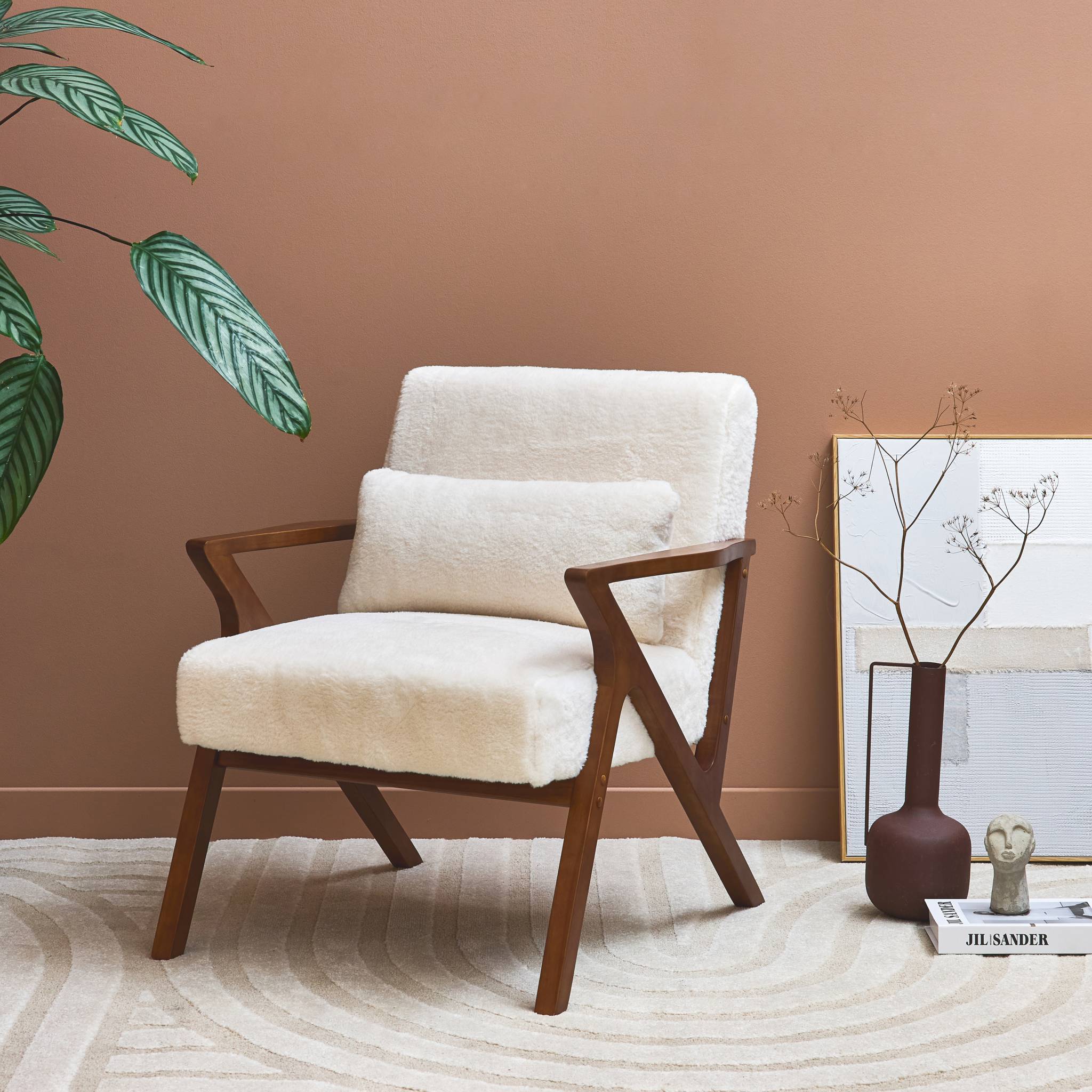 Fauteuil scandinave bois d'hévéa teinté noyer et tissu effet fausse fourrure