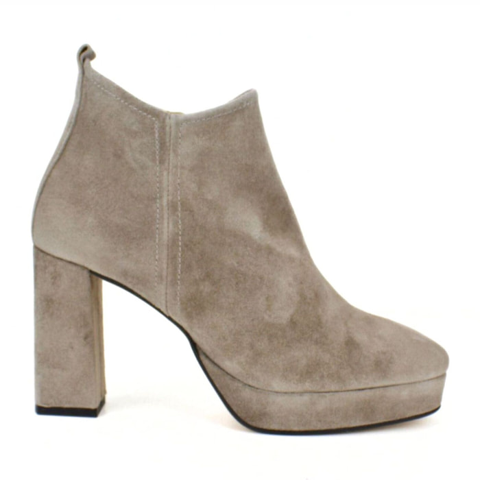 Botín plataforma en ante. Tacón de 9 cm.