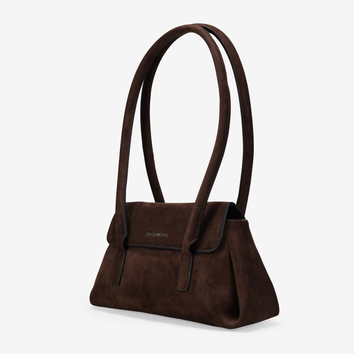 Bolso de hombro marrón con solapa y doble asa