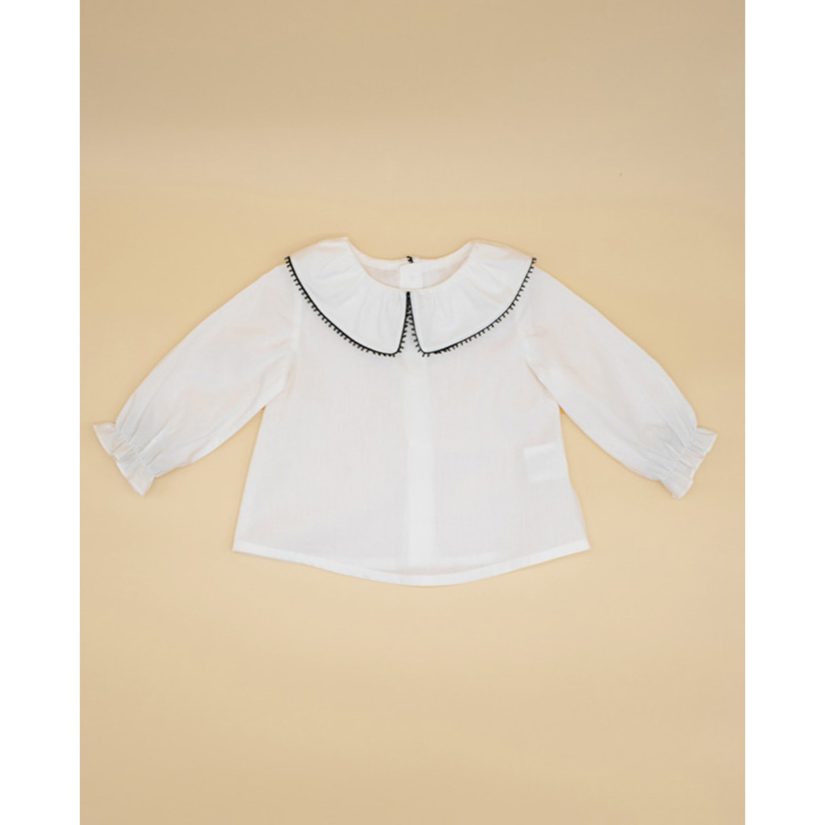 BLUSA PERCAL CRUDO CUELLO PUNTILLA NEGRA