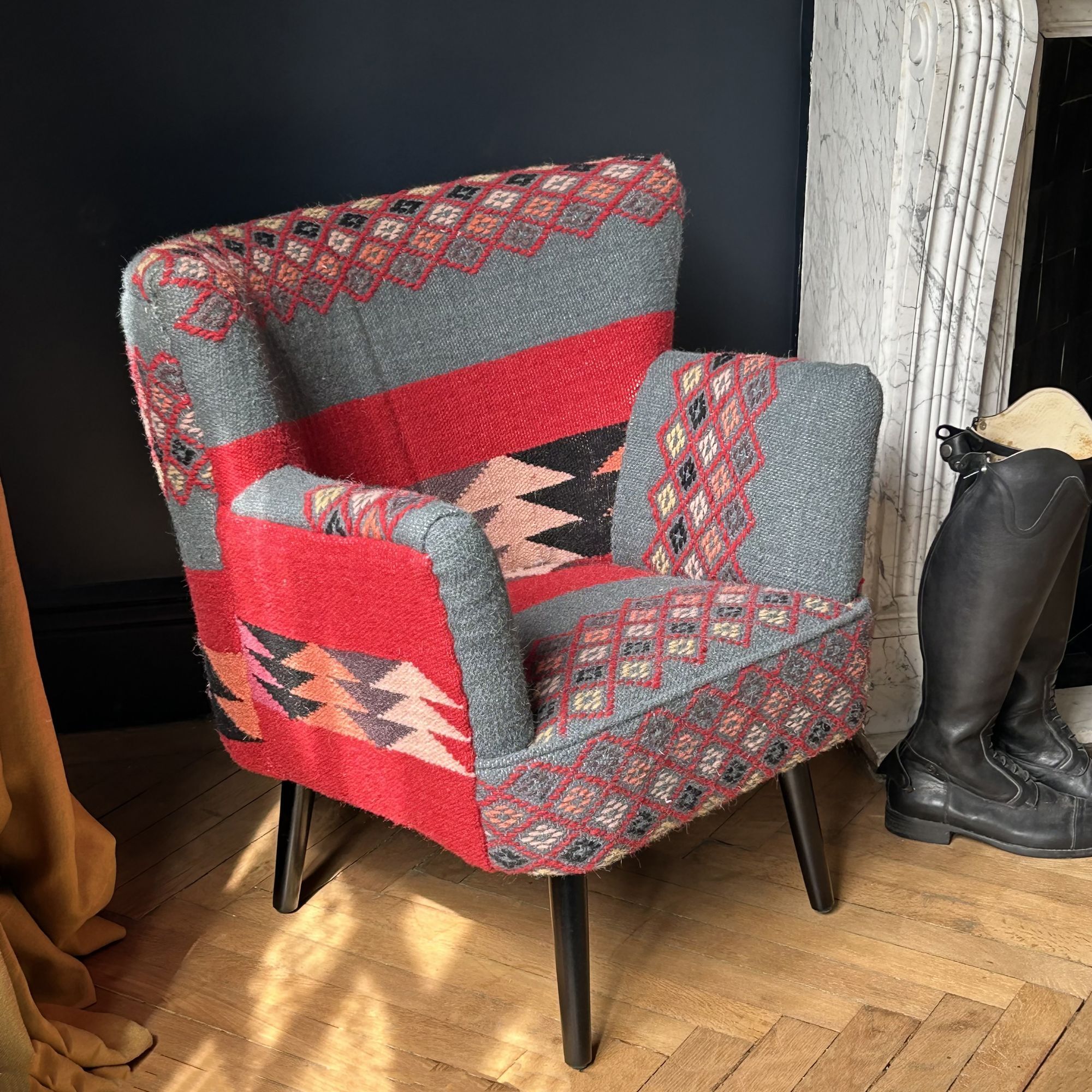 Fauteuil en kilim brodé main et pieds en bois noir INCA