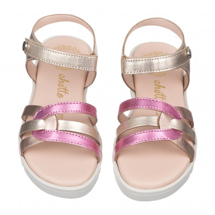 Sandalia toda en piel con suela hiper flexible.