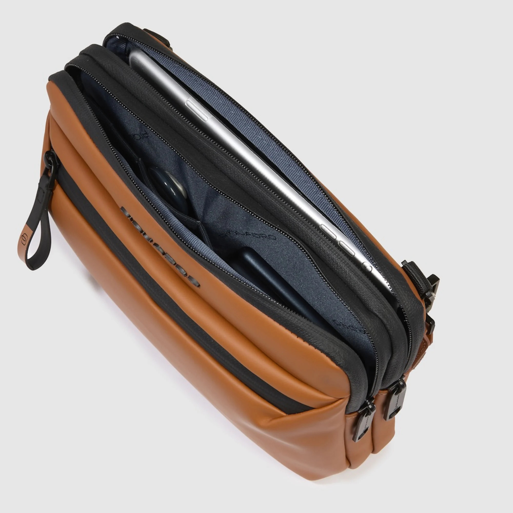 Piquadro Pochette porta iPad®mini in tessuto gommato resistente all'acqua con tracolla rimovibile