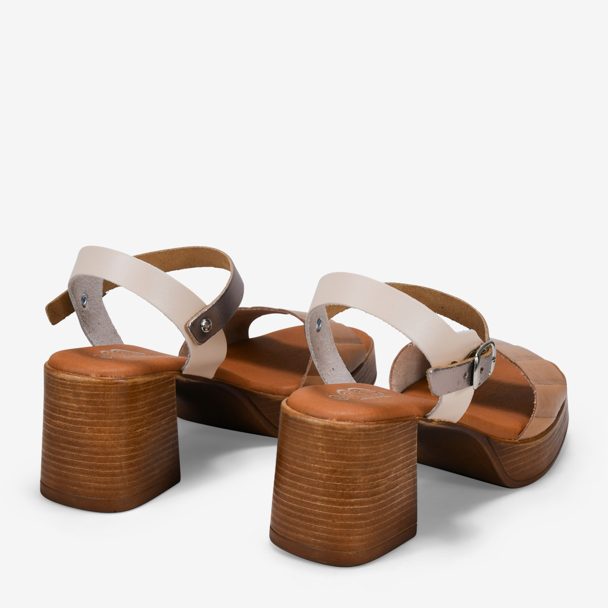 Sandalias de tacón taupe en piel con cierre de hebilla