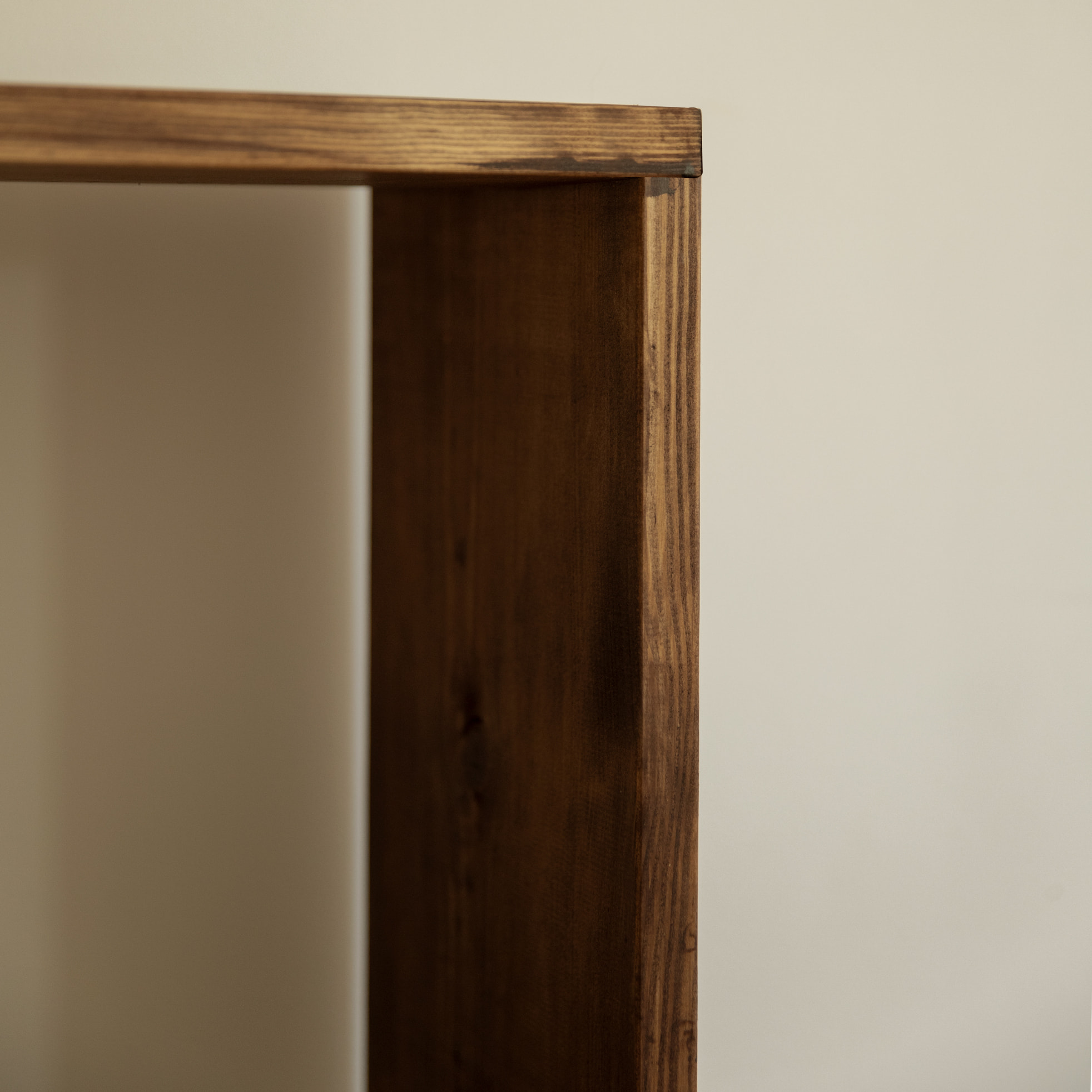 Estantería de madera maciza tono nogal con 3 estantes Alto: 146 Largo: 80 Ancho: 20