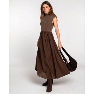 Vestido marrón con top de punto y falda larga de tejido plano