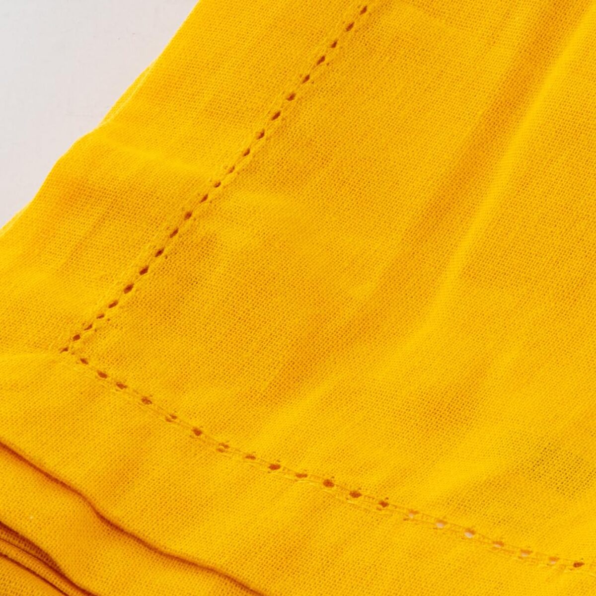 Tovaglia in cotone ajour elegante e raffinata, tessuto morbido e resistente, ideale per tavola quotidiana e occasioni formali, design versatile e curato, facile da lavare e stirare, certificata sicura per uso alimentare