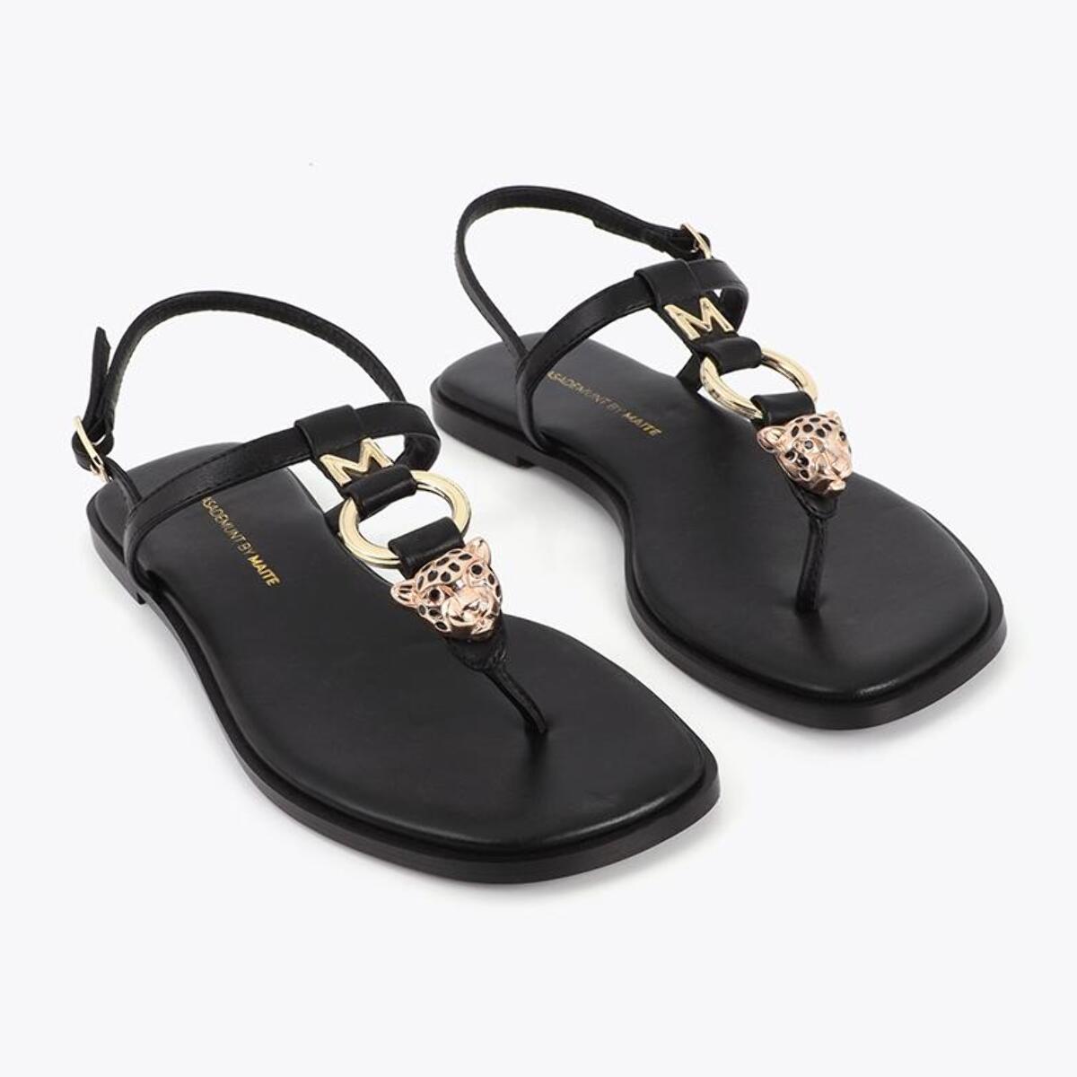 Sandalo con punta piatta e decorazioni metalliche