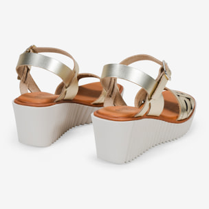 Sandalias de cuña doradas en piel con hebilla
