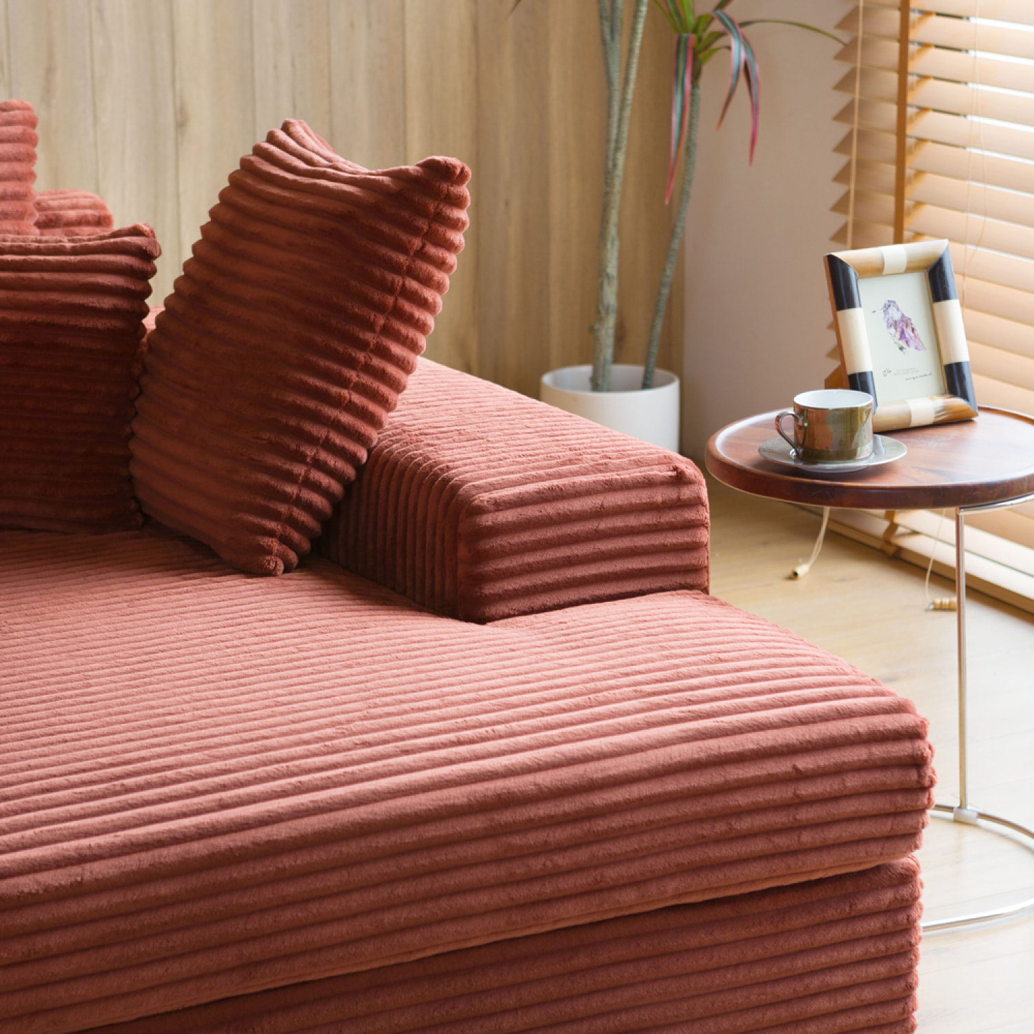 KENDARI Canapé 4 places assise profonde en velours côtelé terracotta