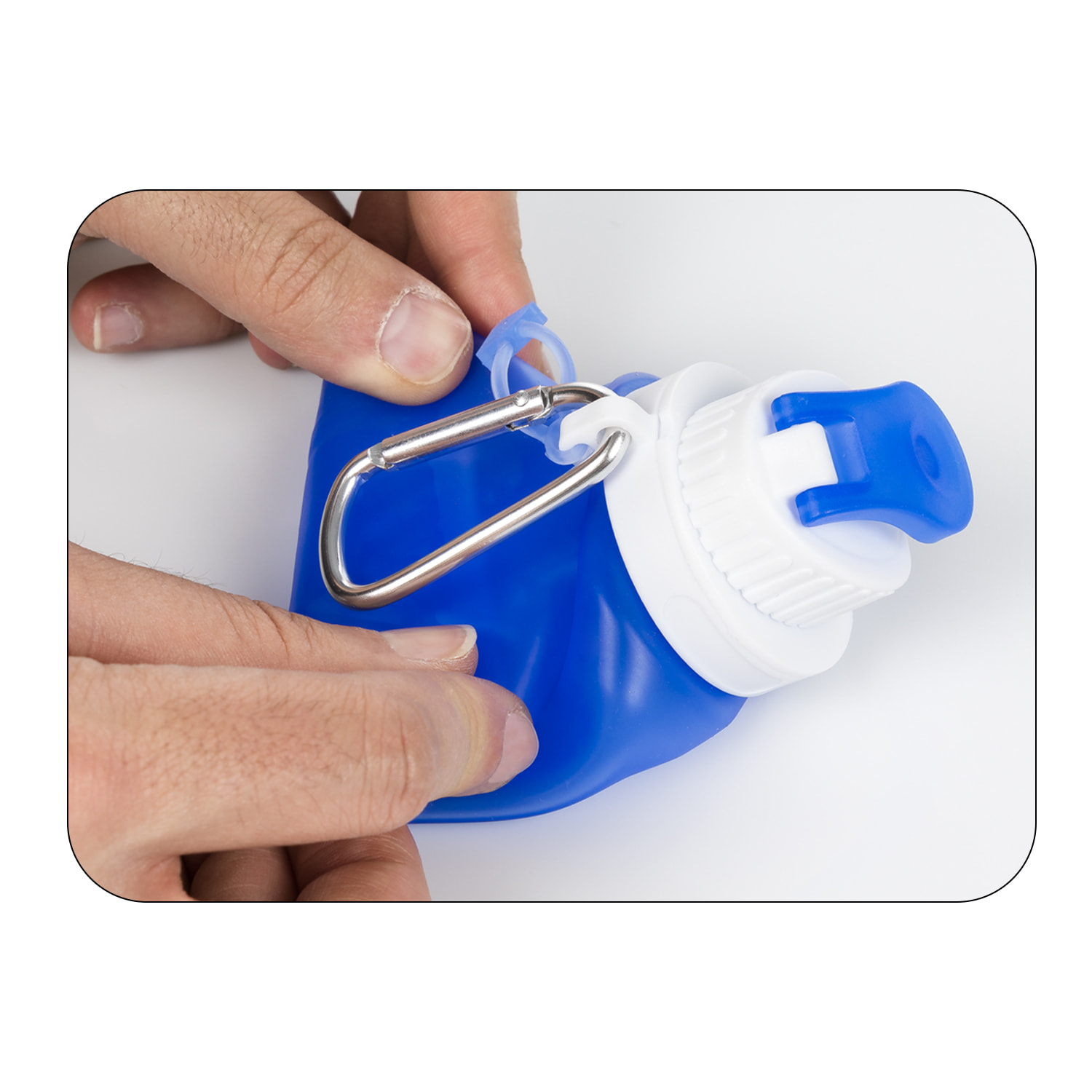 Mini bottiglia pieghevole arrotolabile da 320ml, in silicone di grado alimentare. Con moschettone.