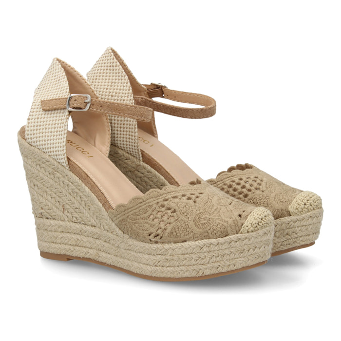 Alpargata cuña destalonada con calados para mujer.