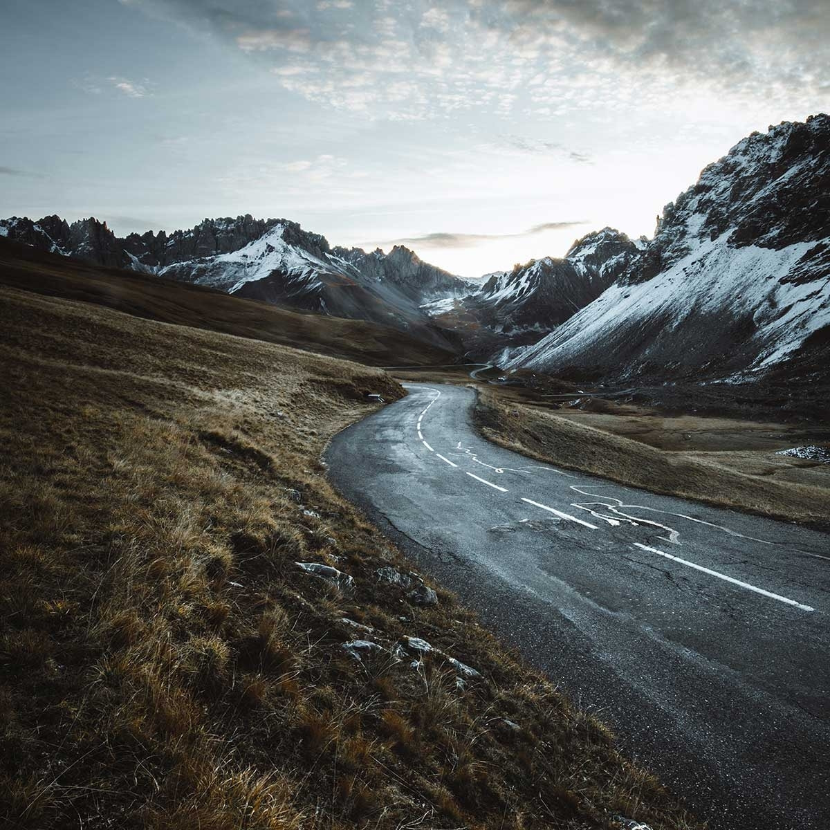 Affiche paysage sur la route du galibier Affiche sous cadre noir
