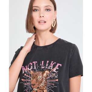 T-shirt con effetto lavato e stampa posizionale