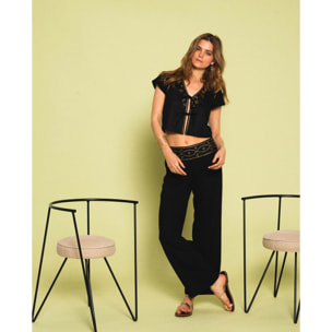 Pantalón recto con detalle de tachuelas