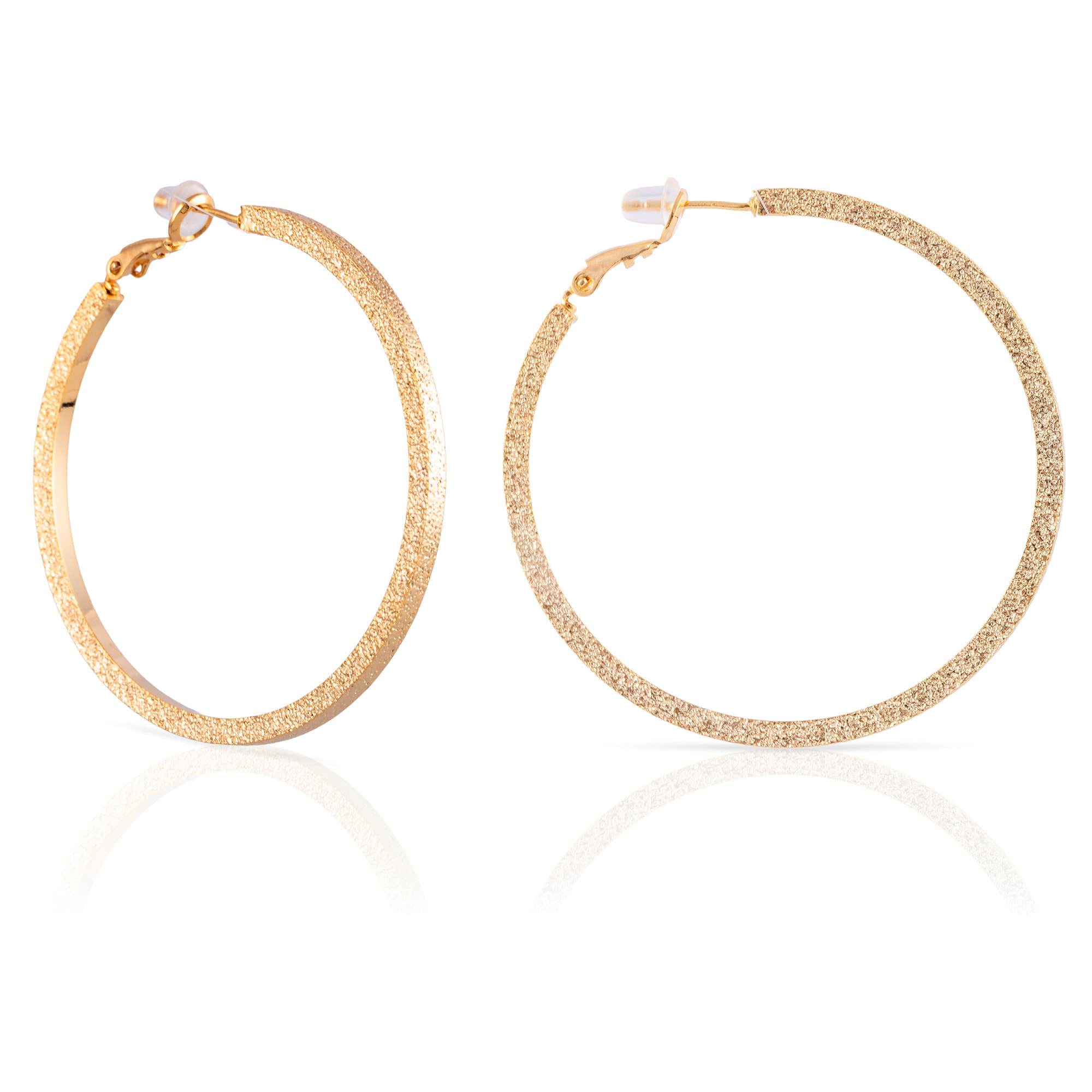 Pendientes de aro plano de cobre con baño de oro auténtico y acabado brillante, 50 mm, cierre catalán de plata de ley 925 con acabado dorado electroplateado.