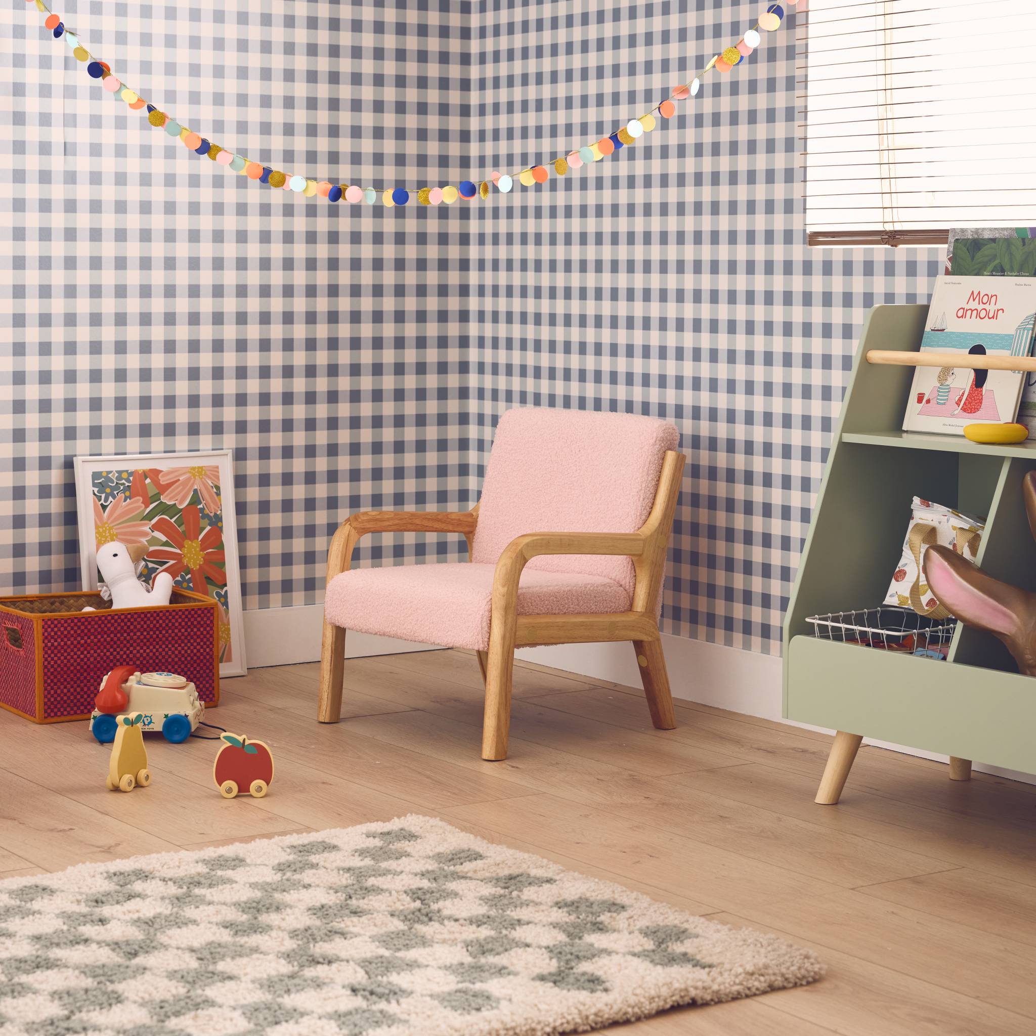 Fauteuil scandinave enfant en bois et tissu bouclette rose