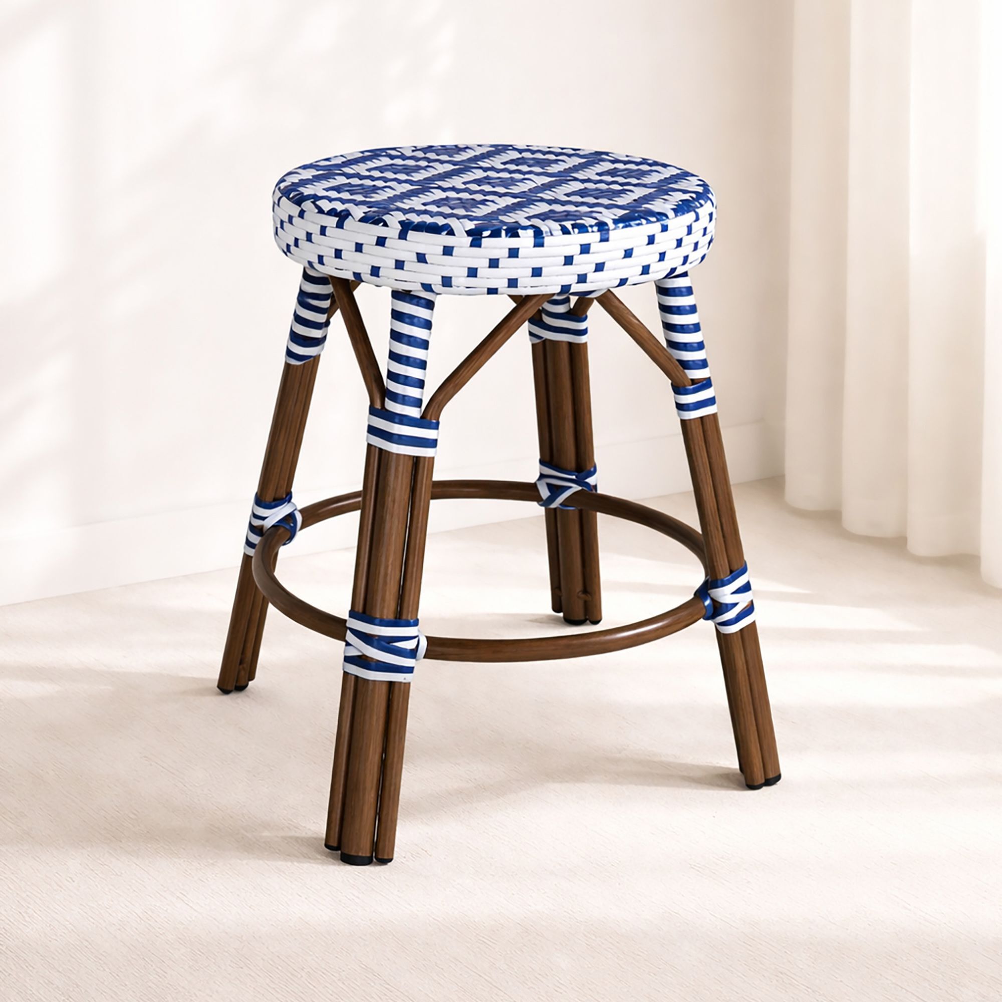 Tabouret en rotin tressé bleu structure alu aspect bambou