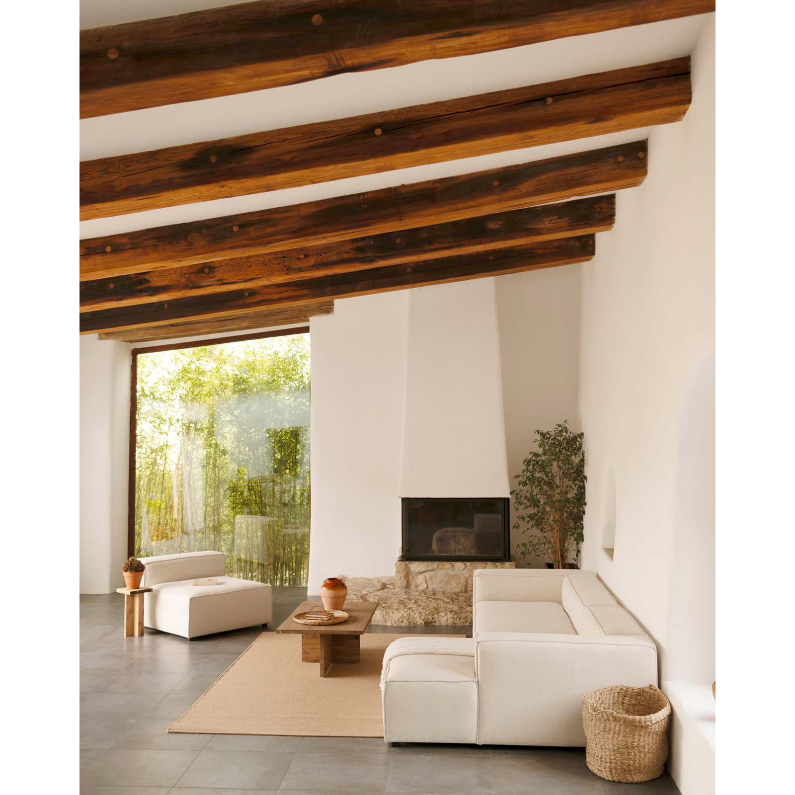 Mesa de centro de madera maciza en tono roble oscuro de 120x70cm Alto: 40 Largo: 120 Ancho: 70