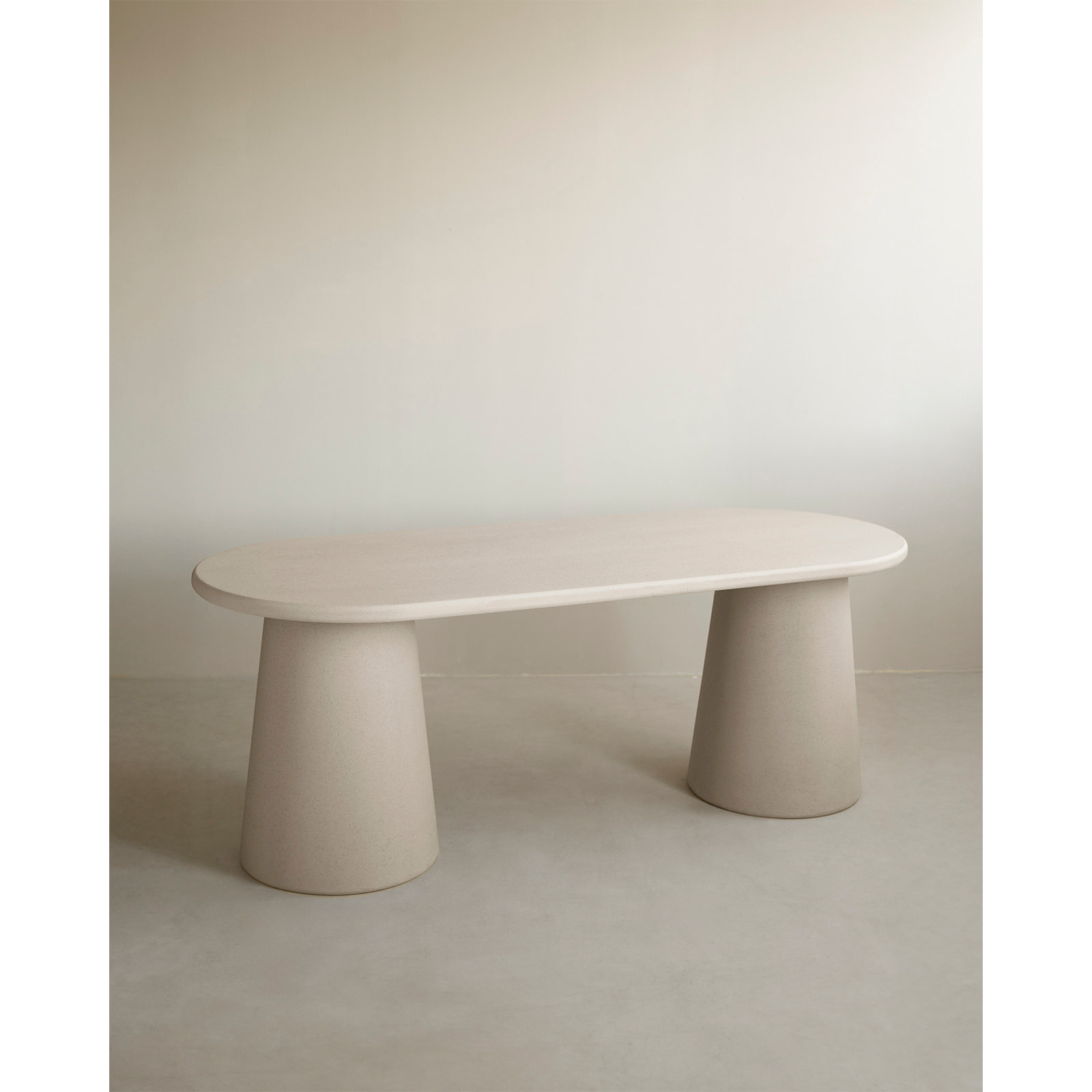 Table de salle à manger ovale en microciment ton beige en différentes tailles