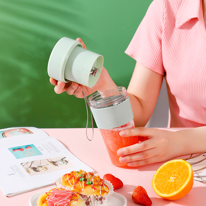 Frullatore portatile multifunzione K1 da 350 ml con 6 lame in acciaio, sicurezza a doppio clic e batteria ricaricabile.