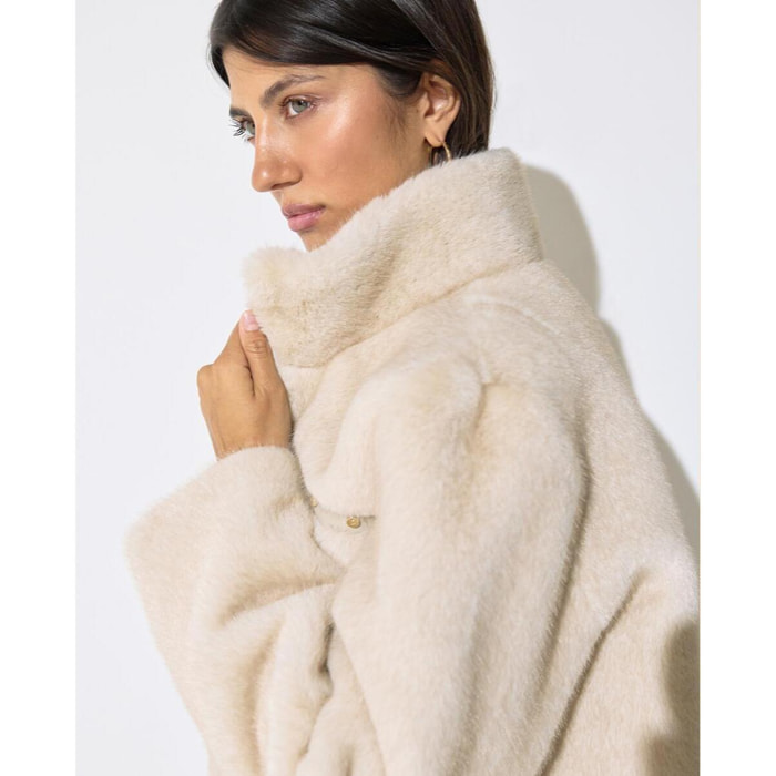 Lungo cappotto di pelliccia con dettagli borchiati