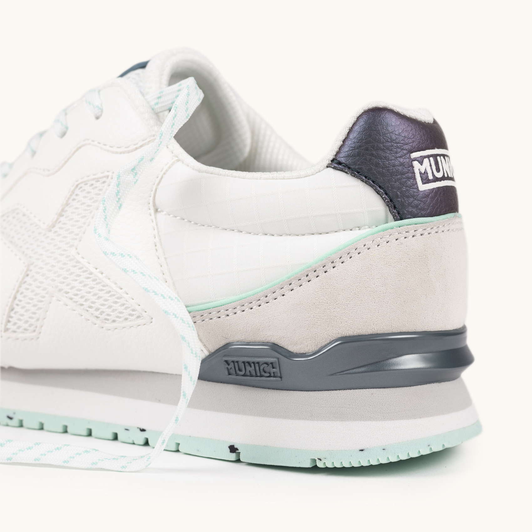 Zapatilla Retro Running Blanca con Detalles Gris Perla y Menta MUNICH DASH WMN 282