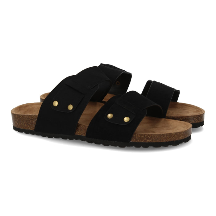 Sandalia para hombre con doble tira y tachuelas.