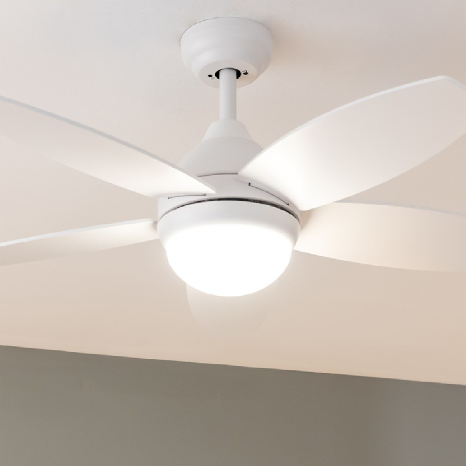 Cecotec Ventilateur de plafond avec lampe EnergySilence Aero 4200 LightWood