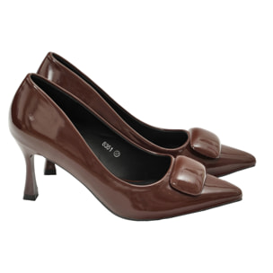 Decolletè in simil pelle verniciata con applicazione