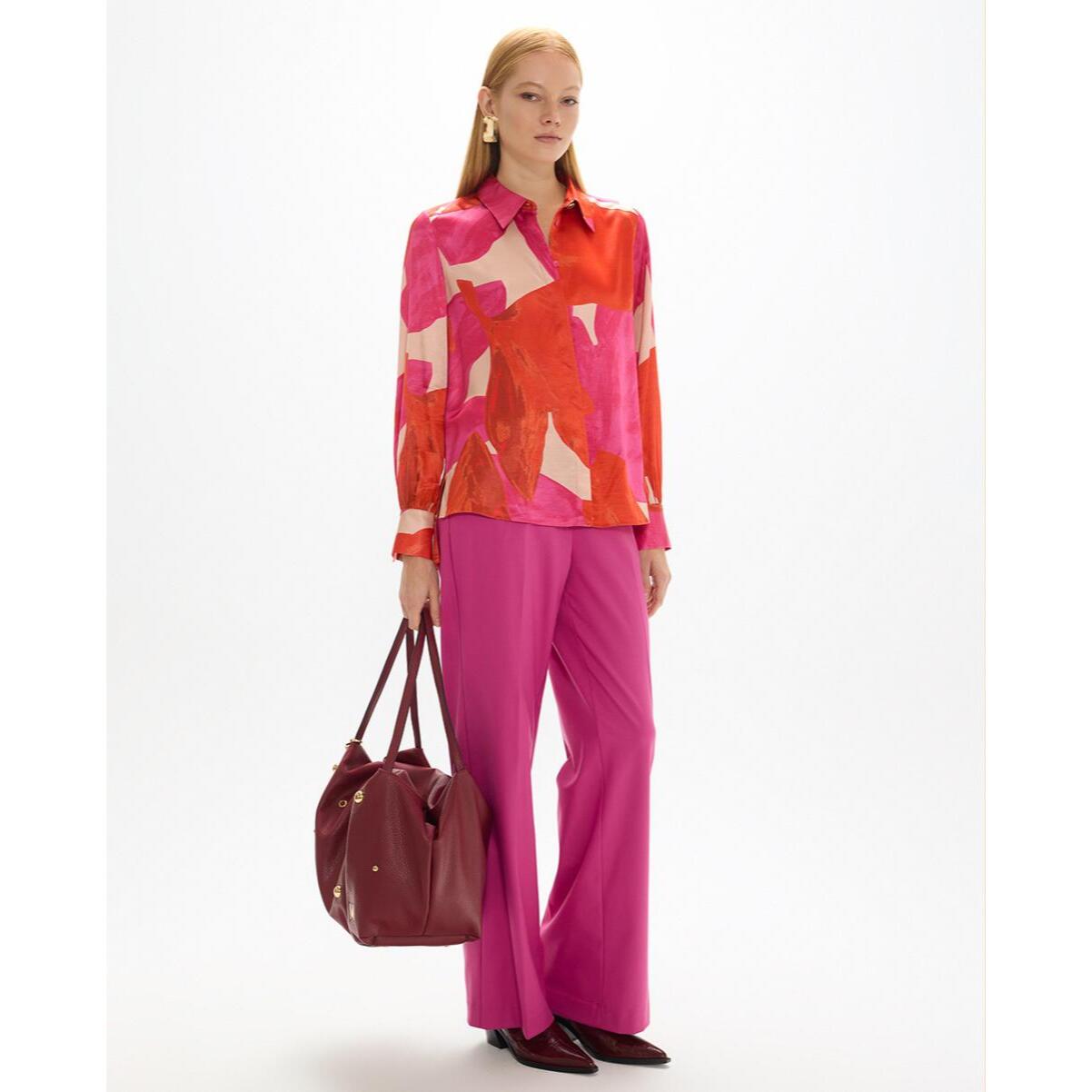 camicia con grandi collane floreali rosse
