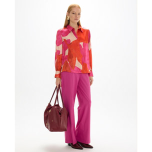 camicia con grandi collane floreali rosse